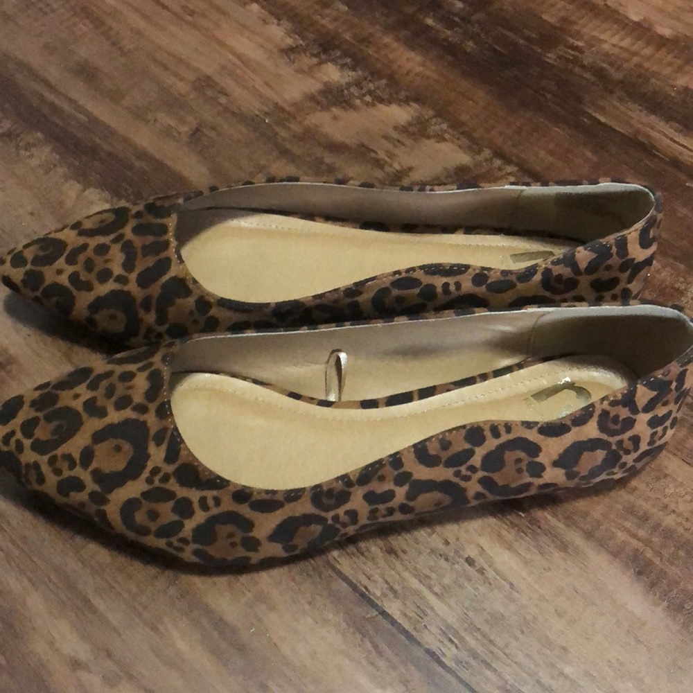 Adorable leopard print flats